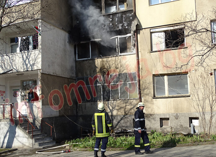 Деца пострадаха леко при пожар в Перник