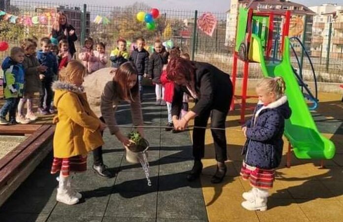 Децата от ДГ 2 „Св. Богородица“ в Благоевград играят на нова площадка