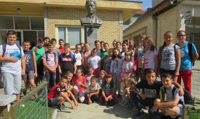 Децата от Западните покрайнини не забравиха Апостола! Поднесоха цветя пред паметника му в Босилеград