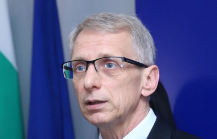 Денков: Няма да издам нареждане за задължителна имунизация нa учителите