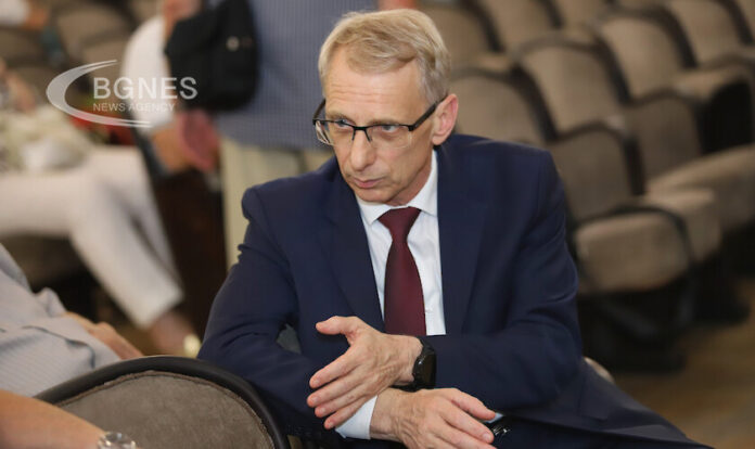 Денков: Тестове в училище ще се осигуряват за децата