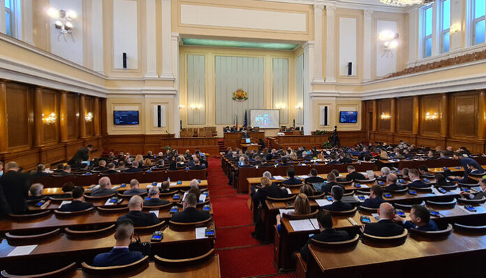 Депутатите приеха бюджета с аплодисменти