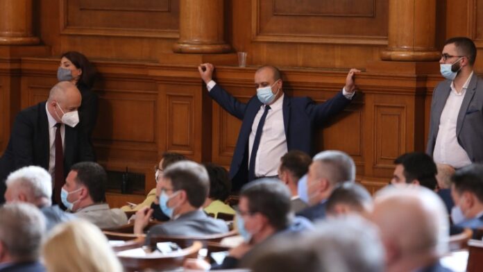Депутатите се отказаха от Великденската ваканция без спор