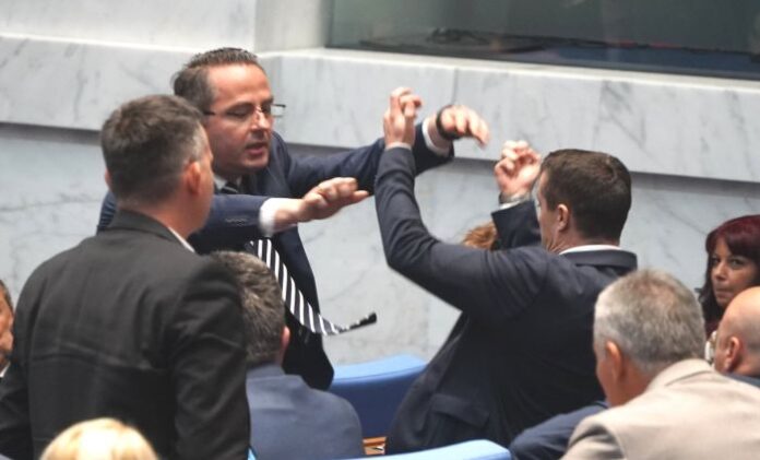 Депутатите стигнаха до бой в парламента