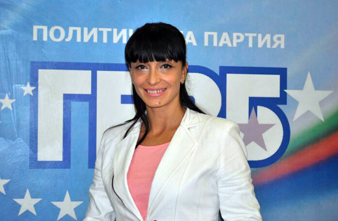 Депутатът Д. Савеклиева празнува рожден ден