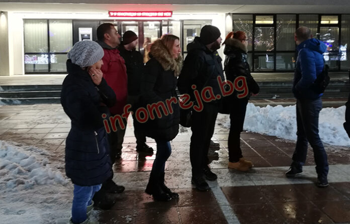 Десетима благоевградчани подкрепиха протестиращите във Войводиново