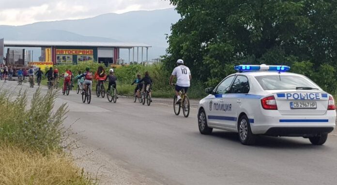 Десетки деца се включиха в колопоход до къщата на Майстора в Шишковци