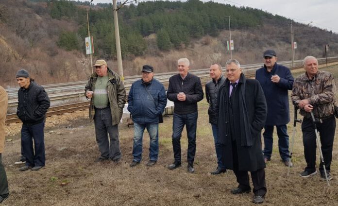 Десетки хора отбелязаха 22 години от Дупнишките барикади