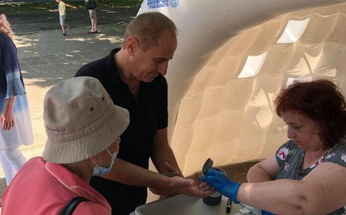 Десетки желаещи измериха кръвната си захар на площад „Велбъжд“ в Кюстендил