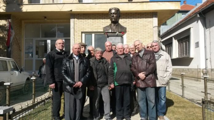 Десетки кюстендилци се поклониха пред паметника на Левски в Босилеград