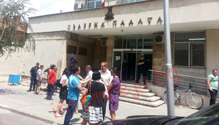 Десетки на протест за собствеността на джамията в Кюстендил