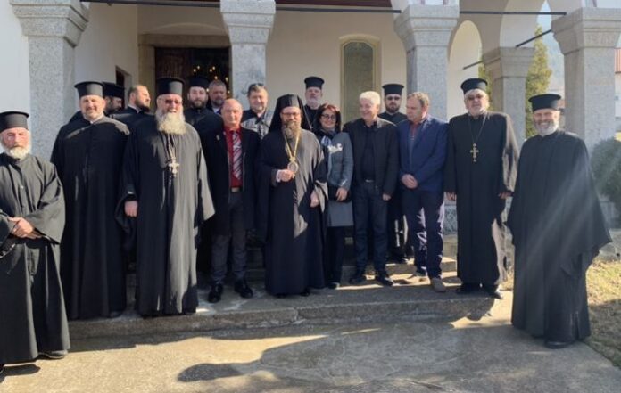 Десетки присъстваха на празнична Света литургия в Бистрица! Посрещнаха владиката с питка и мед