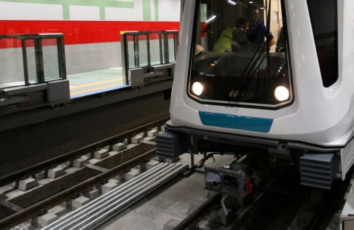 Дете скочи на релсите в метрото