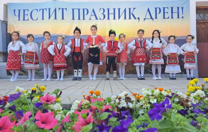 Детските групи от село Баня се окичиха с много награди на фолклорен фестивал