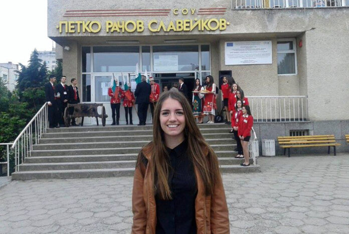Деветокласничка от Сатовча с презентация ”Ушиването на знамето от Райна Княгиня