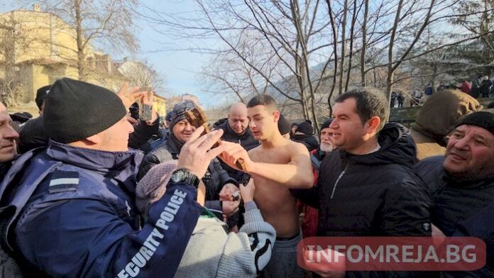 Деветокласник хвана богоявленския кръст в Благоевград