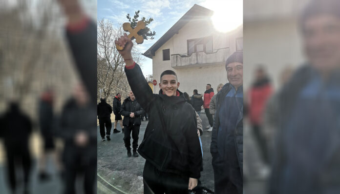 Деветокласникът Иван Генев спаси кръста в Белица