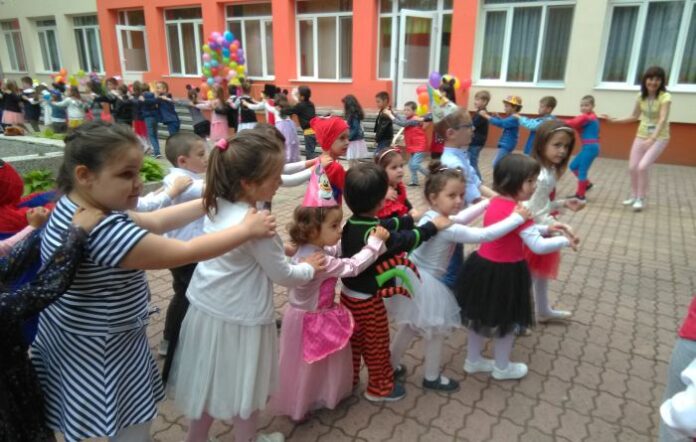 ДГ „Слънце“ и група „Пчеличка“ събраха 443 лв. за Теди
