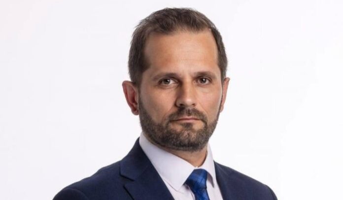 Димчо Димчев: Властта отговори на протестиращите за лева “демократично” - със спрей и арести