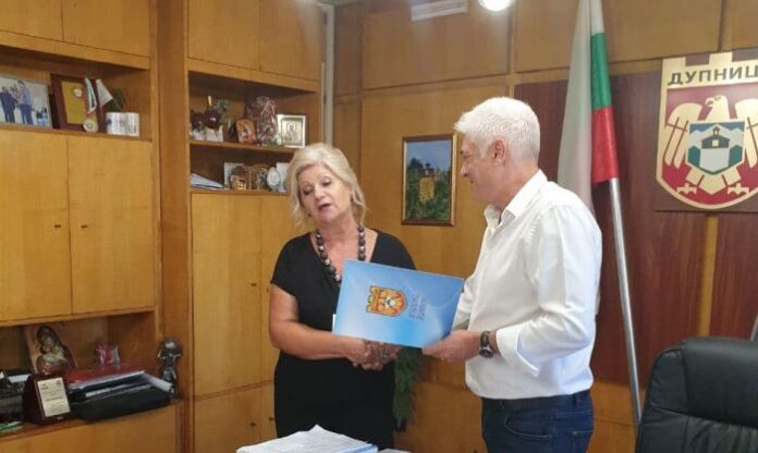 Директорка на детска градина в Дупница дари пари от стихосбирка на младо семейство за инвитро
