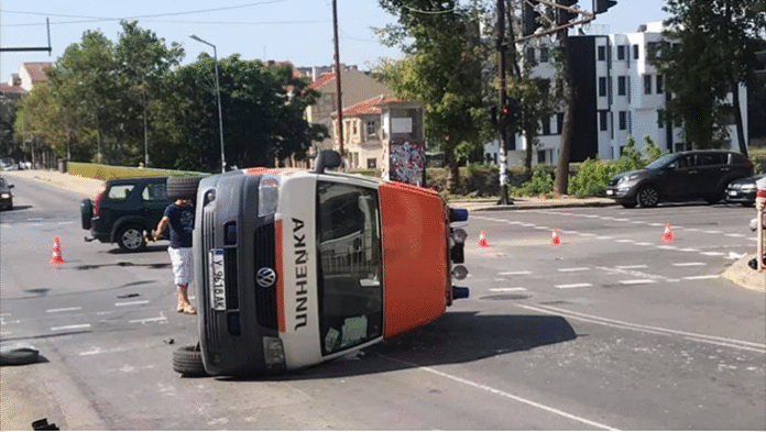 Джип блъсна и преобърна линейка в центъра на Ямбол
