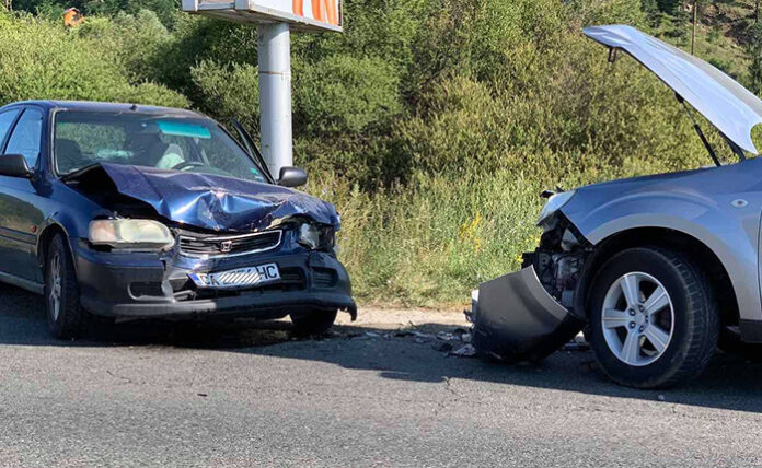 Джип и кола се удариха челно край Разлог