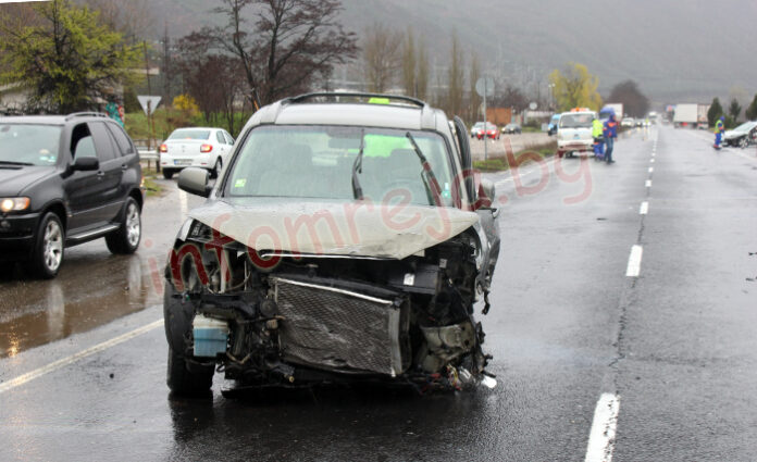 Джип помете два автомобила в Благоевград