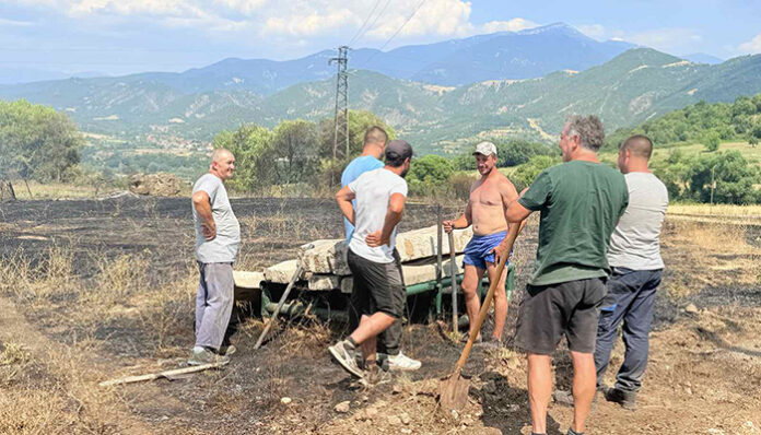 Доброволци и пожарникари гасиха край Крупник