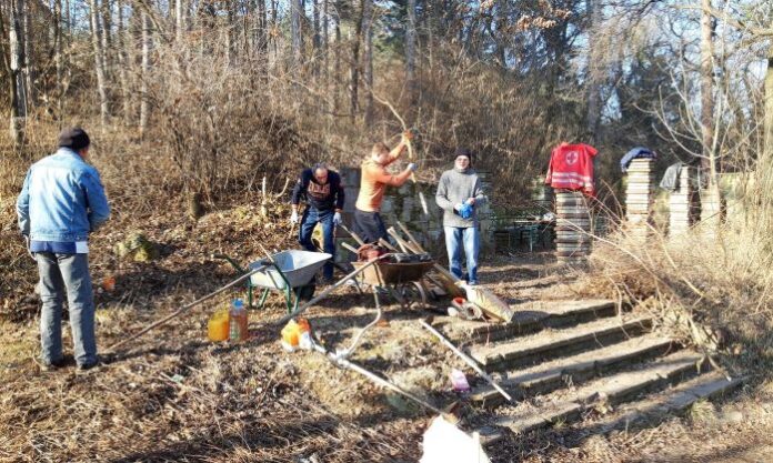 Доброволци почистиха района около емблематична чешма по пътя за Хисарлъка
