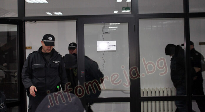 Домашен арест за бившите полицаи