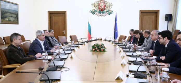 Донев търси баланс между чиста околна среда и запазване на работните места