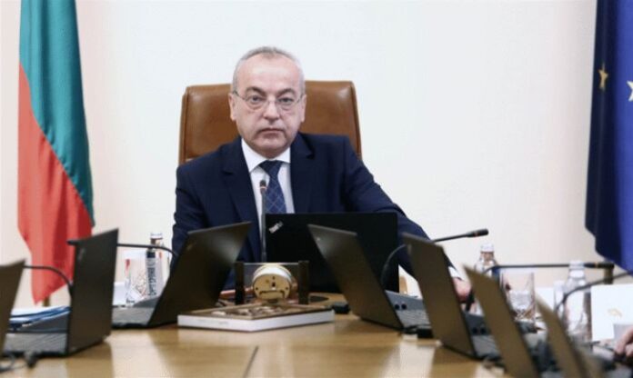 Донев: Всеки политически играч атакува служебното правителство от покрива на своята 