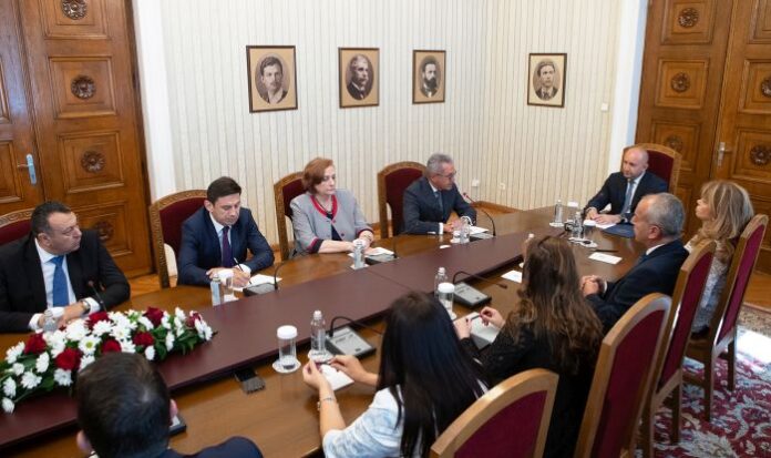 ДПС без коментар след срещата с Радев