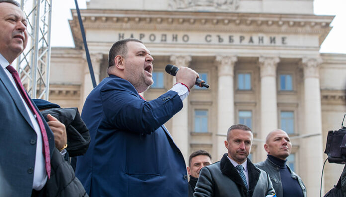ДПС-Ново начало без реч от трибуната: Излязоха при протестиращите