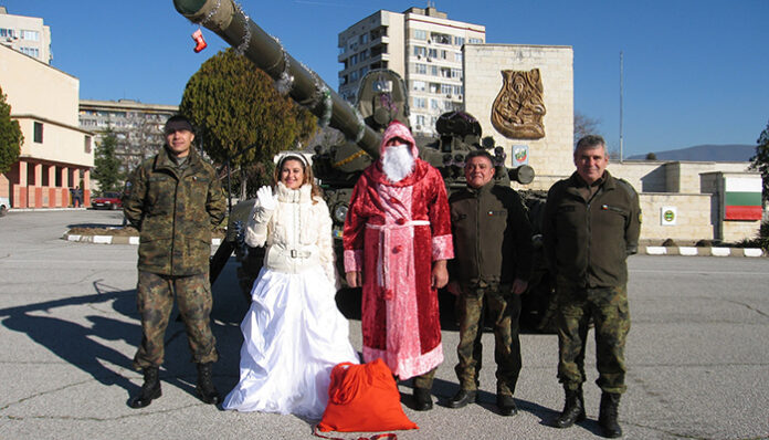 Дядо Коледа и Снежанка пристигнаха с танк в Сливен