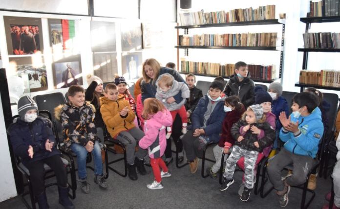 Дядо Коледа раздаде 100 коледни пакетчета на децата в Босилеград