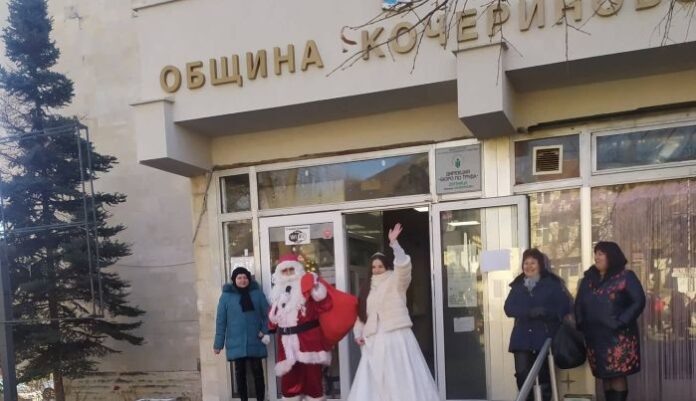 Дядо Коледа зарадва с подаръци децата в Кочериново