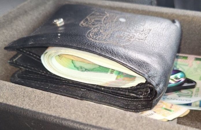 Дядо метна през терасата кутия с 36 хил. лв. на ало измамници