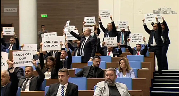 Драма в НС: Залата се изпразни