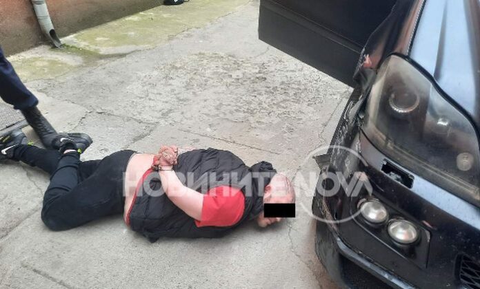 Дрогиран шофьор се заби във вход на затвора в Бургас
