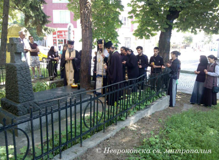 Духовници и граждани се поклониха пред гроба на дядо Макарий в Гоце Делчев