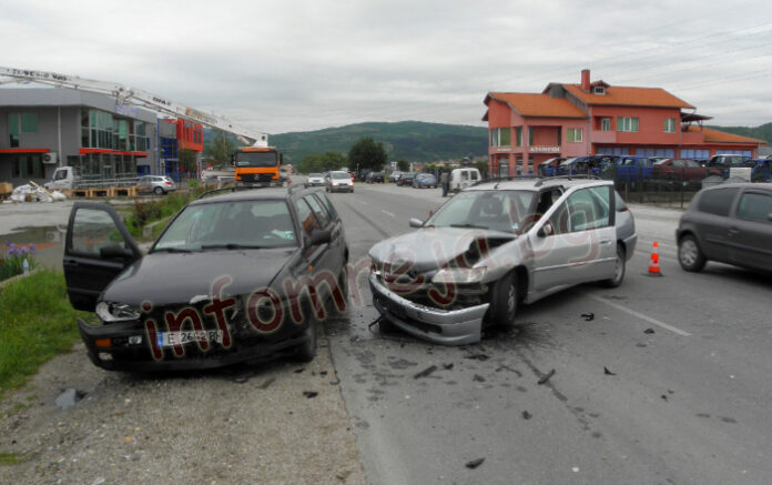 Два автомобила се удариха челно край Благоевград