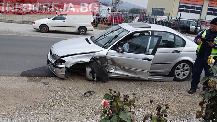 Два автомобила се удариха при разминаване в Благоевград