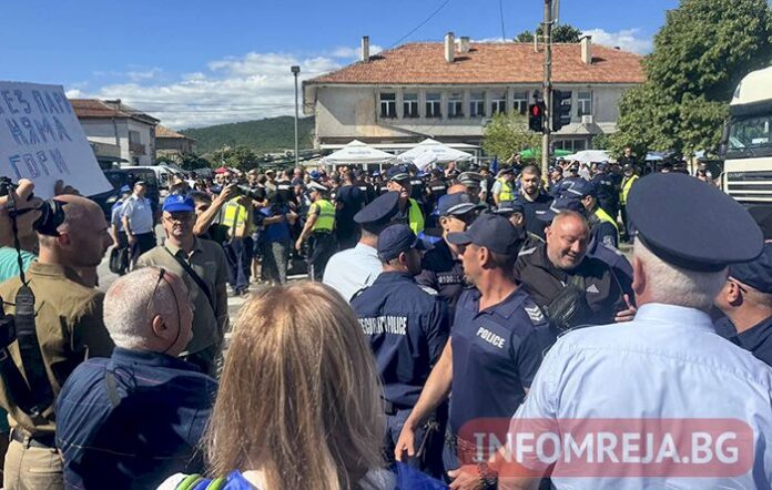 Два часа продължи протестът в центъра на Кресна с напрежение в Общината и на пътеката