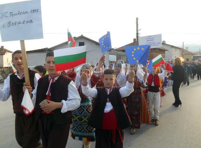 Два дни преди празниците в община Гърмен кметът Минка Капитанова и общинари участваха в 16-ия поред поход