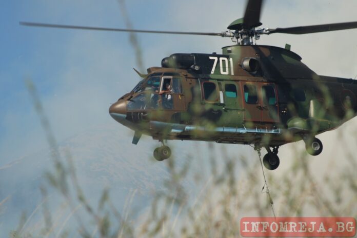 Два хеликоптера и военнослужещи помагат за гасенето на пожари в страната
