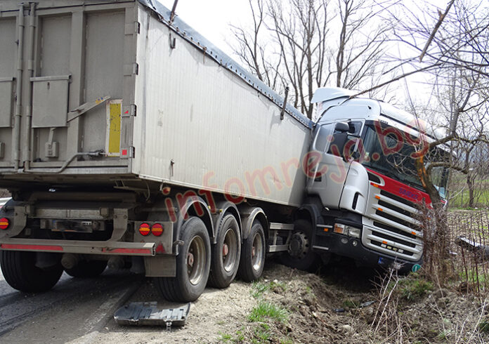 Два тира се удариха челно край Карнобат