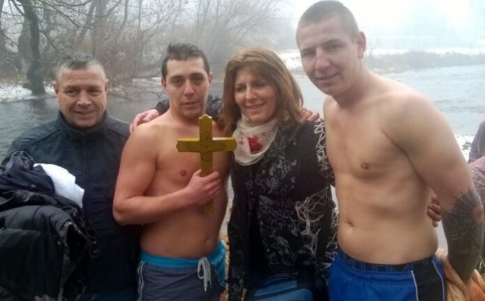 Двама братя се бориха за кръста в село Раждавица