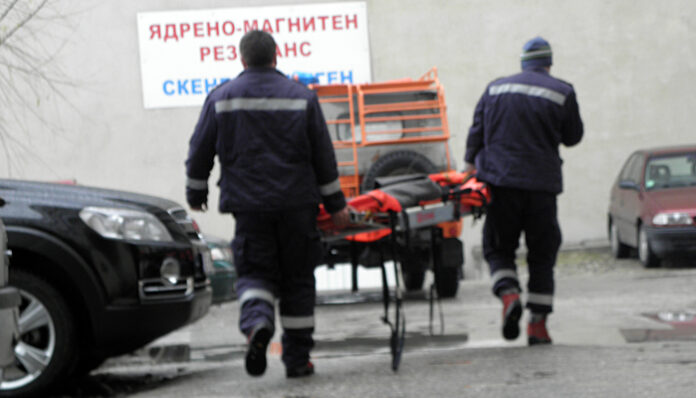 Двама маскирани пребиха и ограбиха 76-годишен мъж
