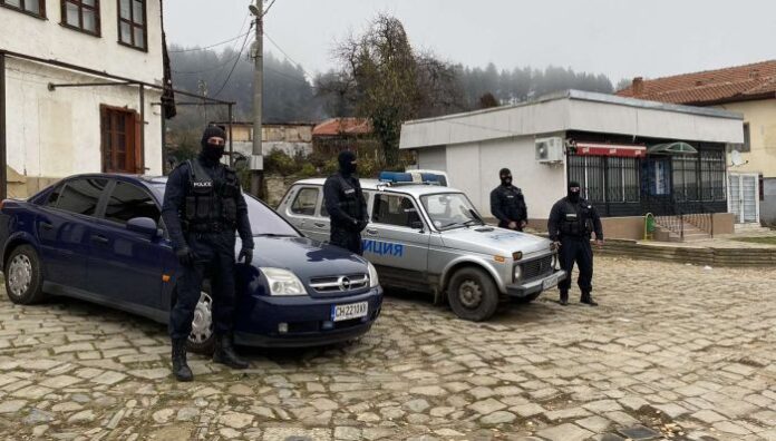 Двама мъже от Арчар са задържани за купуване на гласове